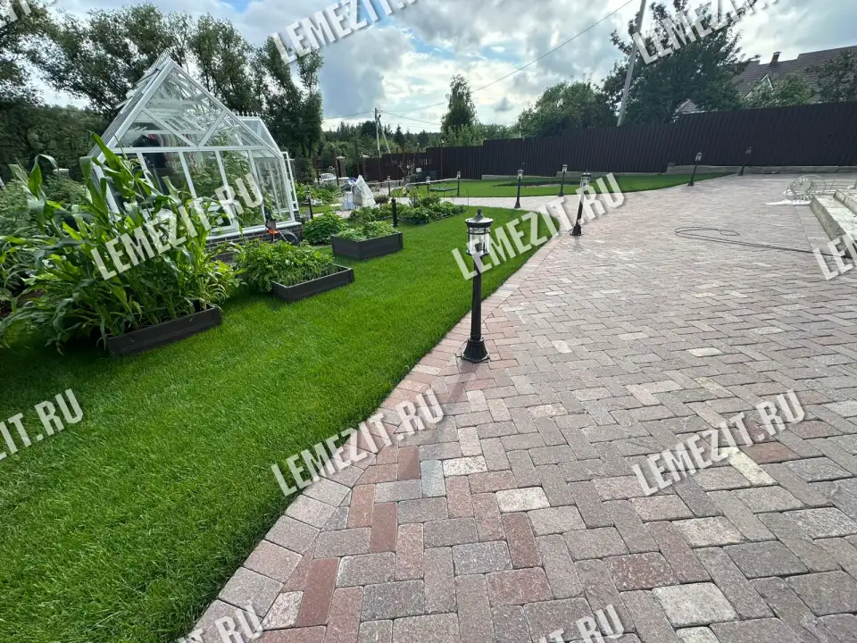 мощение участка галтованной брусчаткой из бордового лемезита